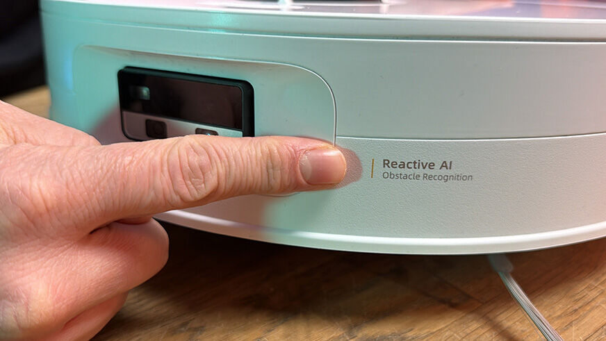 Reactive AI Objekrerkennungstechnologie des Roborock Qrevo Curv2 Flow ist in der Nahaufnahme zu sehen